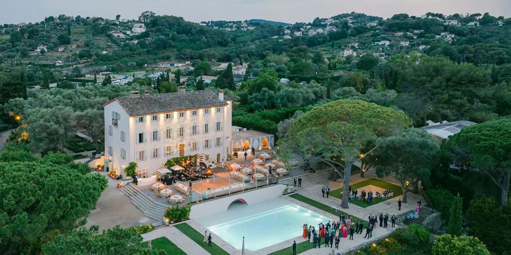 bastide du roy at night