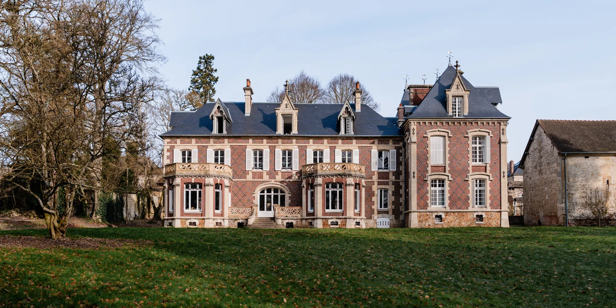 chateau with accommodation for all guests wedding paris